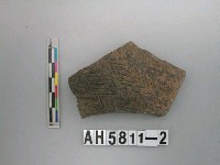 藏品(灰黑色夾砂陶片)的圖片